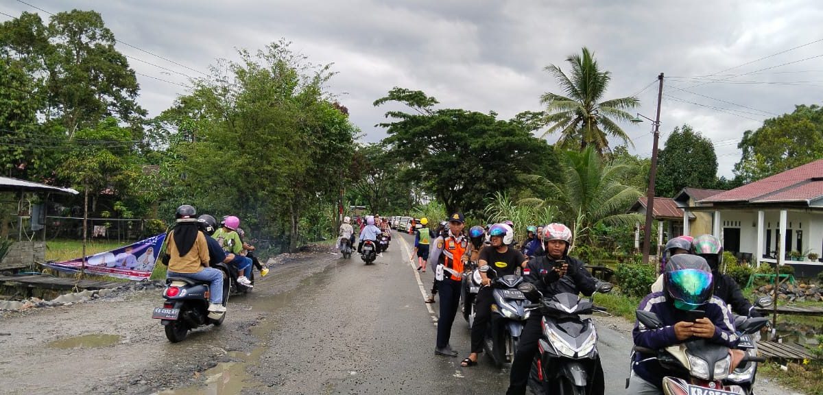 Lebaran Kedua Kondisi Macet di Jembatan Semangau Sambas