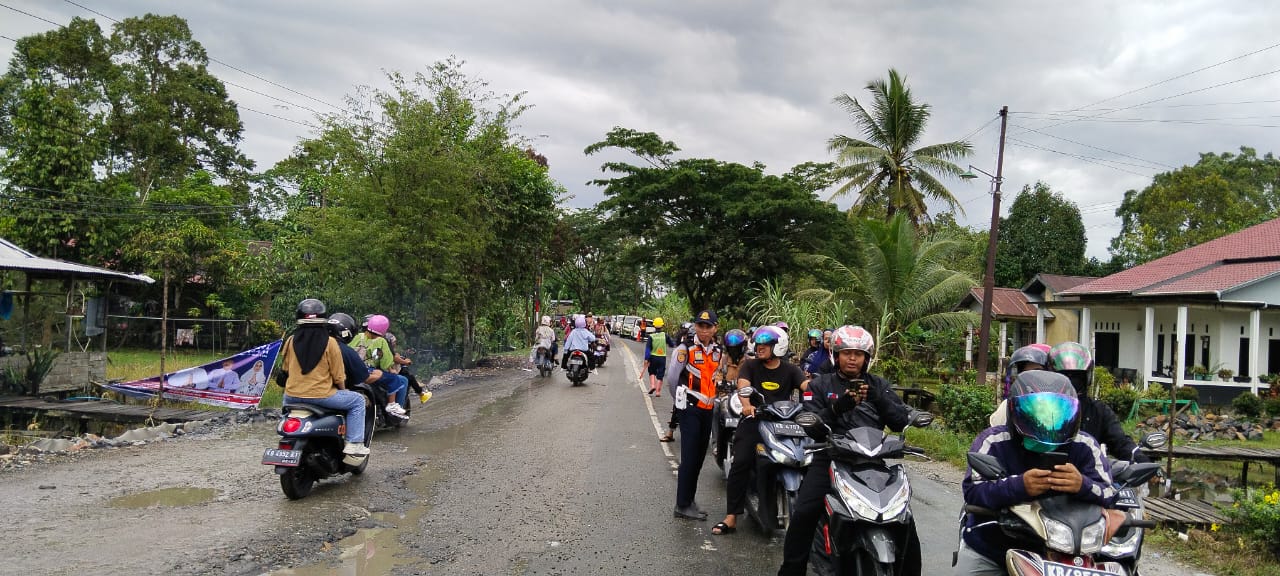 Read more about the article Lebaran Kedua Kondisi Macet di Jembatan Semangau Sambas