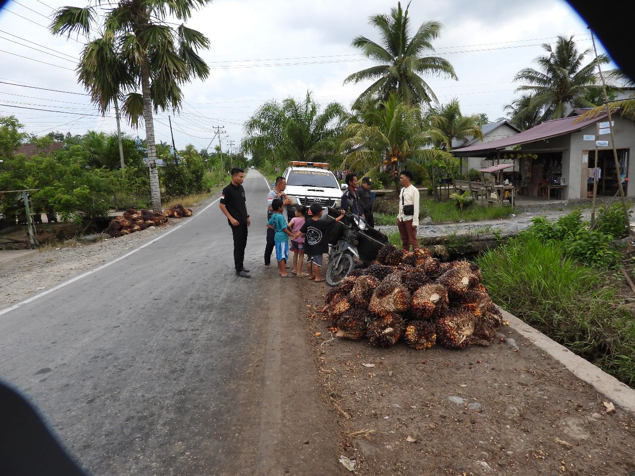 Read more about the article Dishub Sambas laksanakan survey identifikasi kegiatan bongkar muat di jembatan dan persimpangan di lokasi pembangunan jalan PHJD