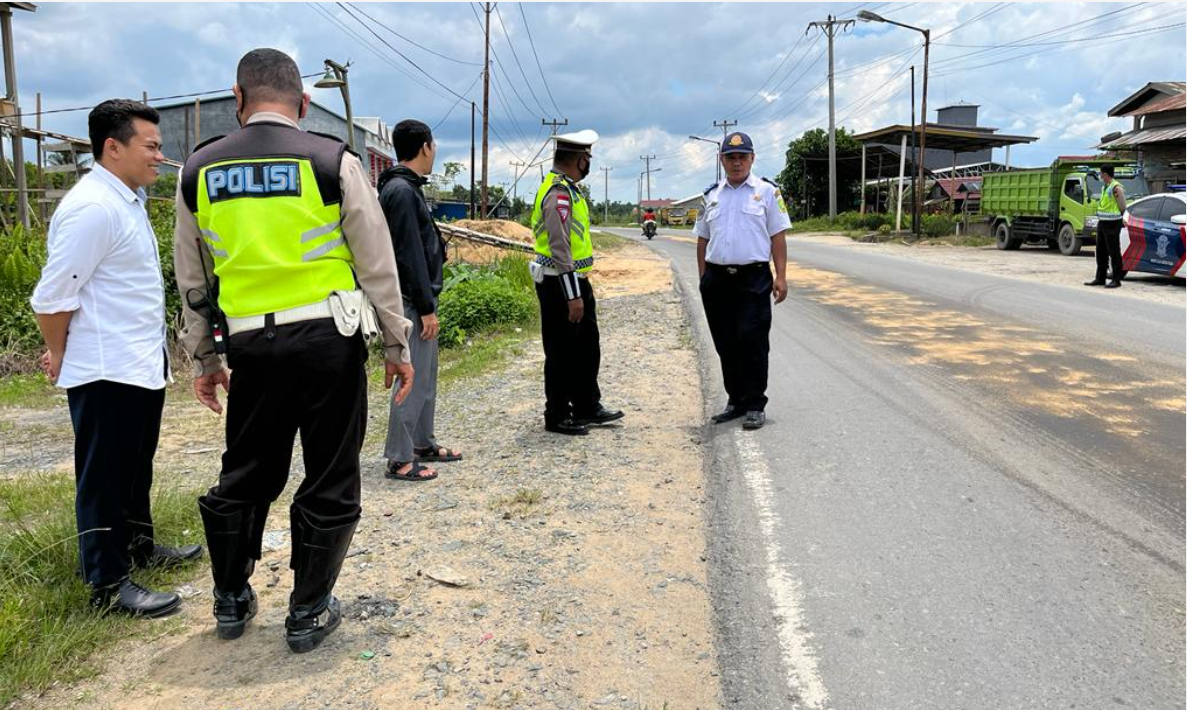 Read more about the article Dishub Sambas dan Satlantas Polres Sambas Membersihkan Tumpahan Solar Di Jalan Saing Rambi Sambas