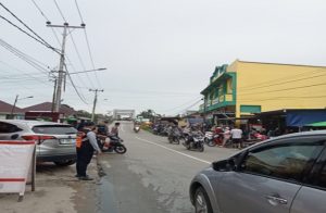 Read more about the article Demi Kelancaran Lalu-lintas di Bulan Ramadhan, Dinas Perhubungan Bersama Satlantas Lakukan Strong Point di Lokasi Pasar Juadah