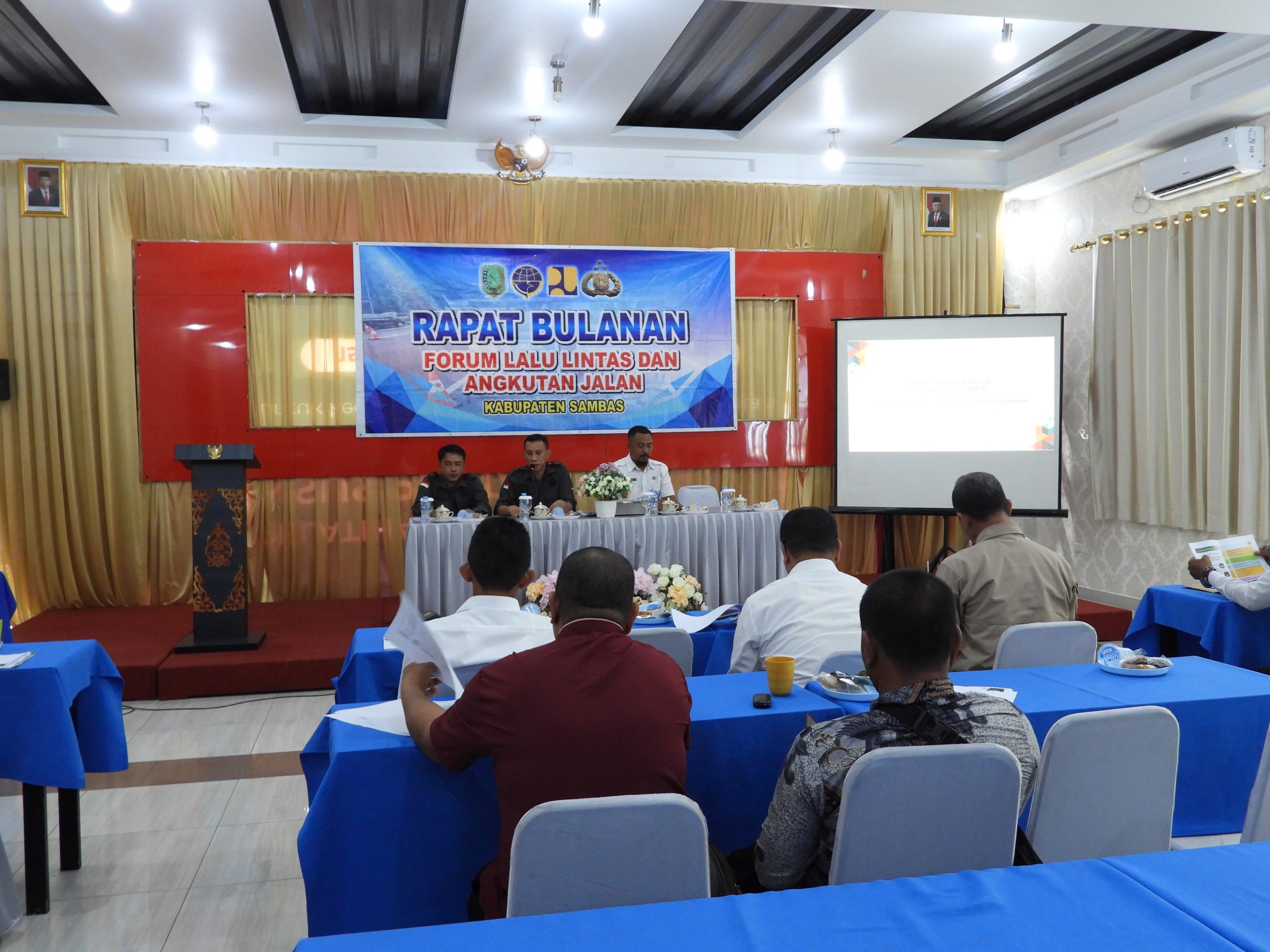 Read more about the article Dishub Gelar Rapat Pembahasan Draft Perbup Rencana Aksi Keselamatan Lalu Lintas dan Angkutan Jalan Kabupaten Sambas
