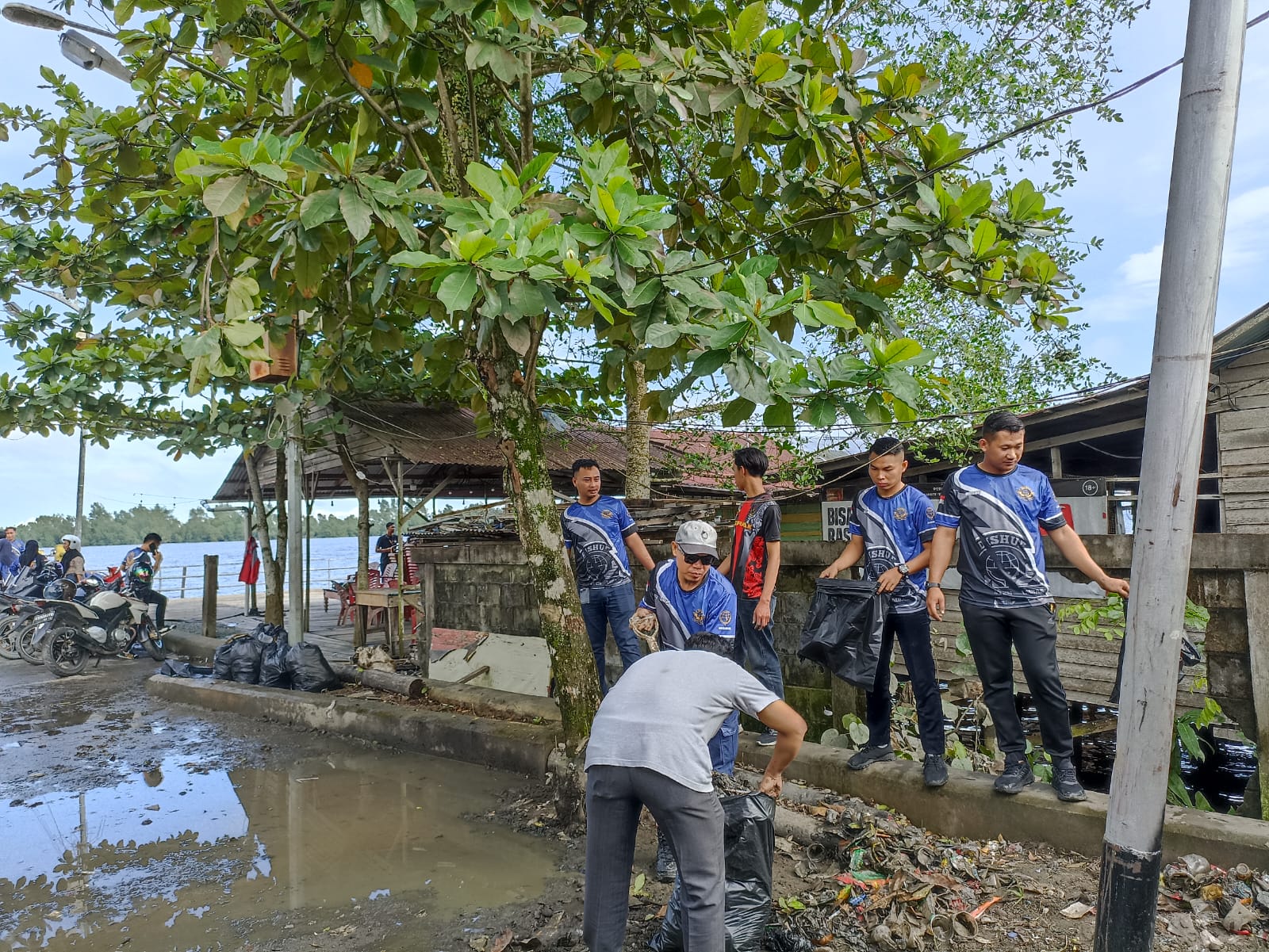 Read more about the article Dinas Perhubungan Kabupaten Sambas Melakukan Kegiatan Bhakti Sosial di Dermaga Tebas Kuala