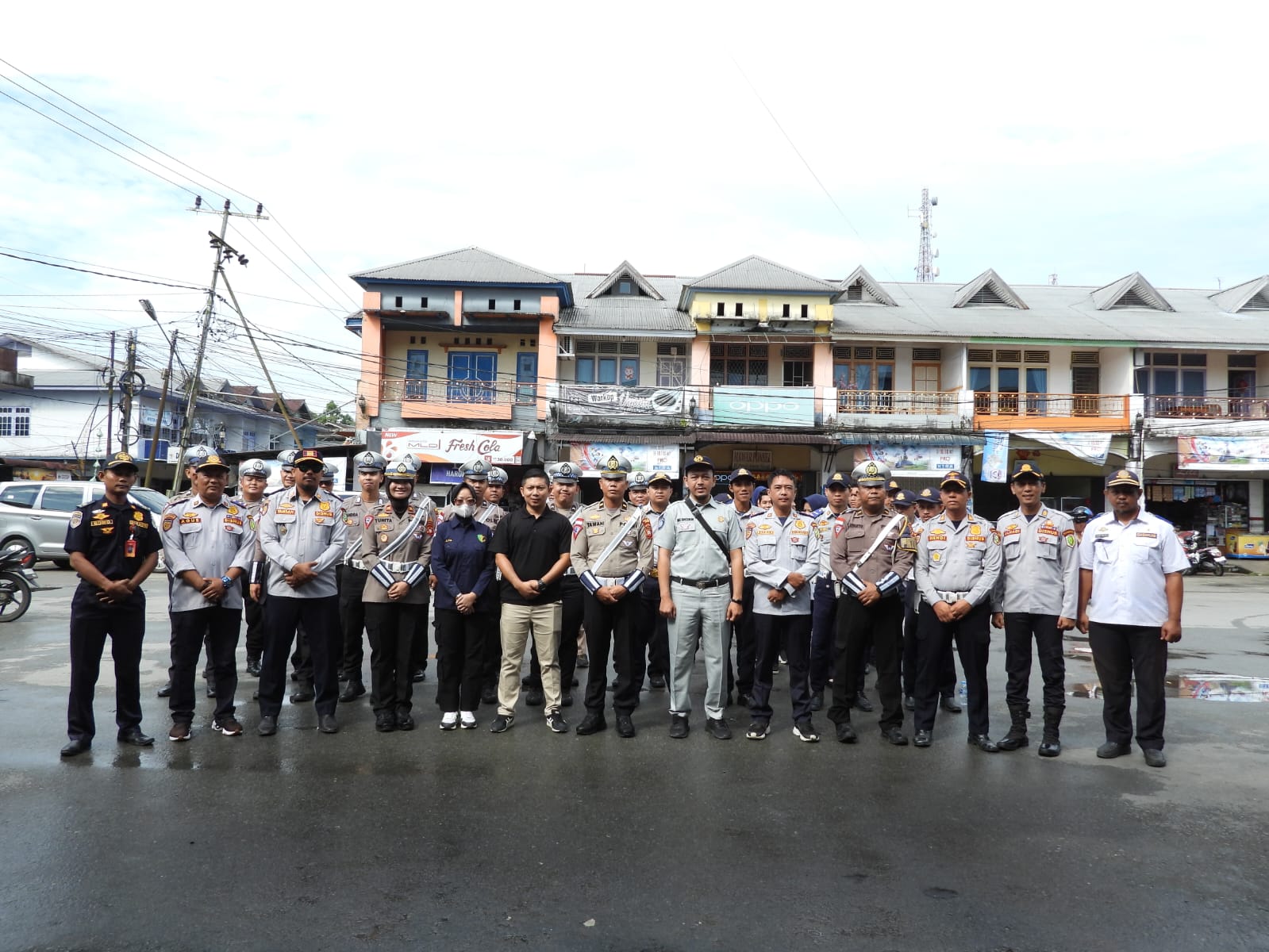 Read more about the article Upaya Cegah Laka Lantas Dan Tertib Lalu Lintas,  Satlantas Polres Sambas dan Dishub Kabupaten Sambas Lakukan Inpeksi Keselamatan LLAJ (Ramp Check) Kendaraan Angkutan Umum.